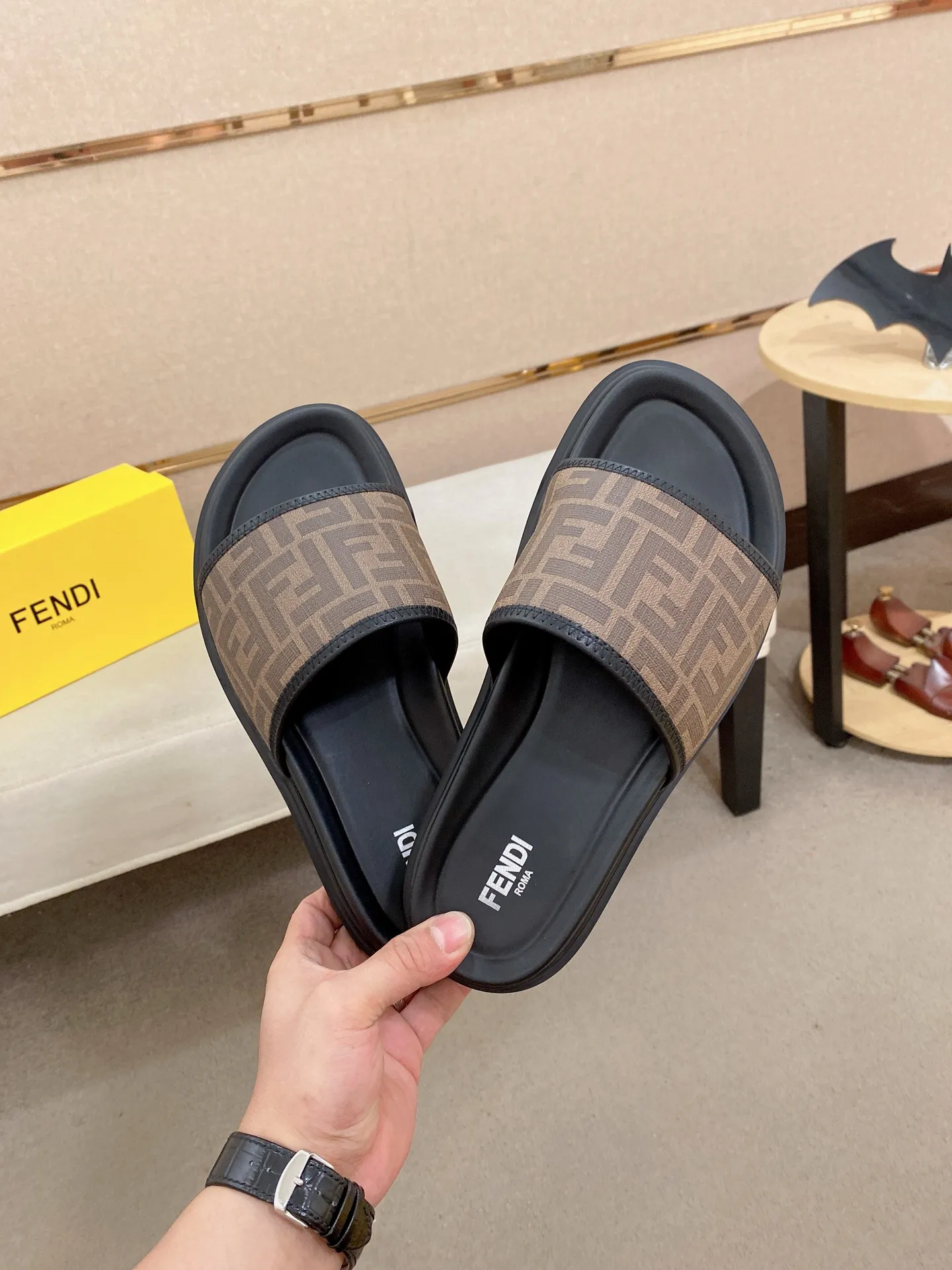 Factory price: 320💰 [Fendi Slippers] High-end brand of men's shoes, official website 1:1 latest masterpiece: original mold customization, the fabric is made of imported original materials, upgraded outsole, lighter and non-slip. The market's top quality, simple yet tasteful, a must-have for fashionistas, fashionable at your feet, full of confidence, the same style at the counter 👍The season of summer slippers is here. Code: 38-44 (45 is custom-made and cannot be returned or exchanged)